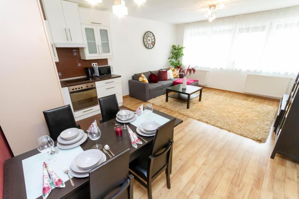 Appartamento Family Lux Lounge In Voeroesmarty Street By Nw Budapest Esterno foto